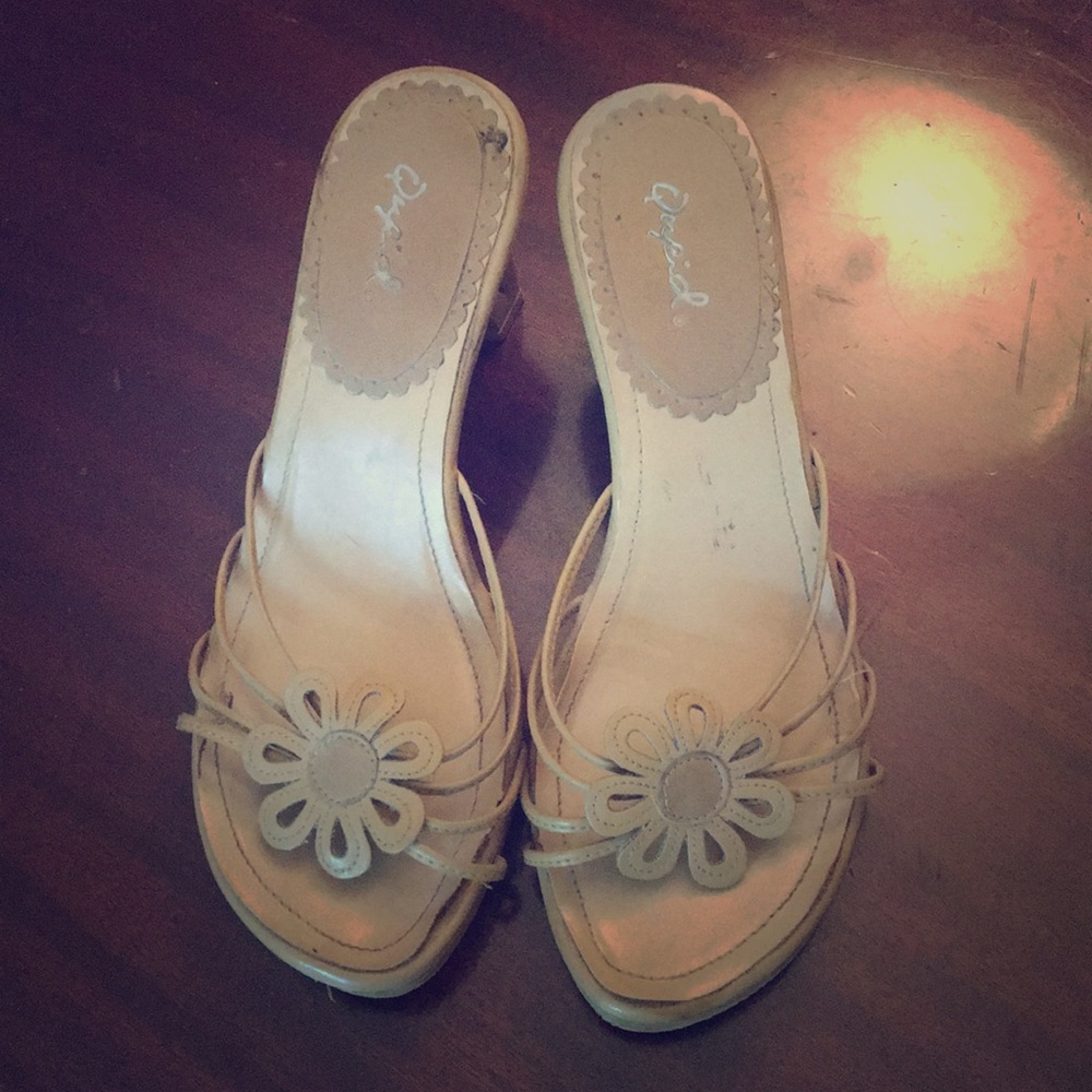 Quipid wood block heel with cute flower on toe